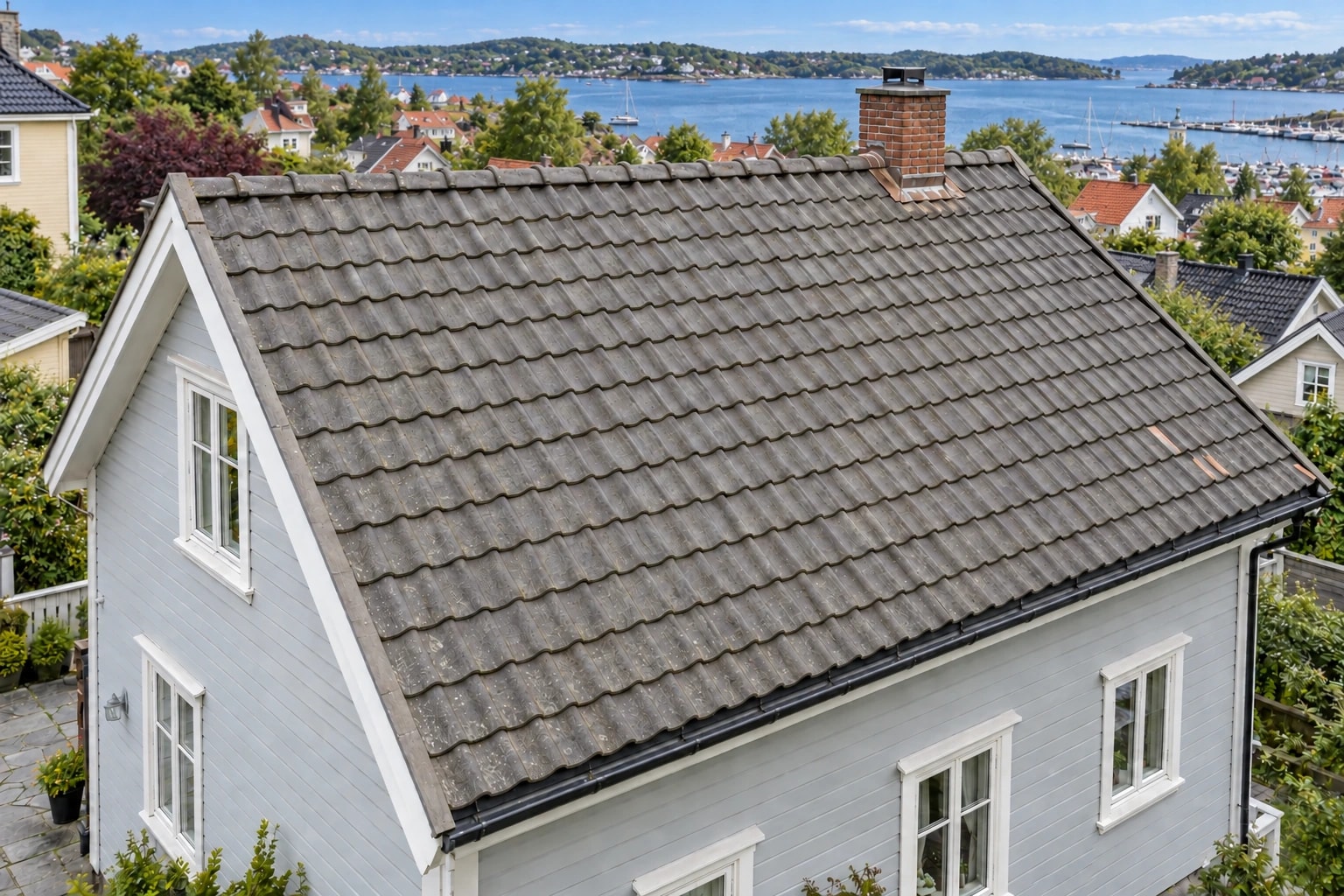 Rengjorte grå betongtakstein med eldre overflate bevart.