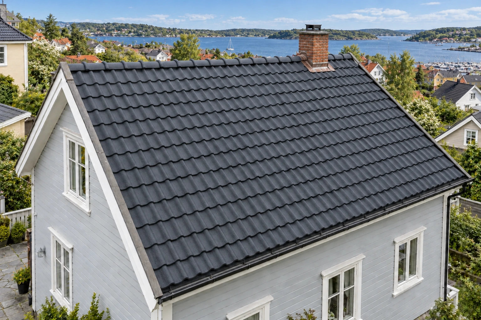 Eksisterende betongstein med en ny mørk overflatebehandling.