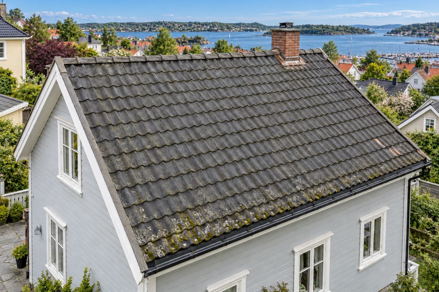Illustrert eldre betongsteinstak i et bomiljø inspirert av Sandefjord