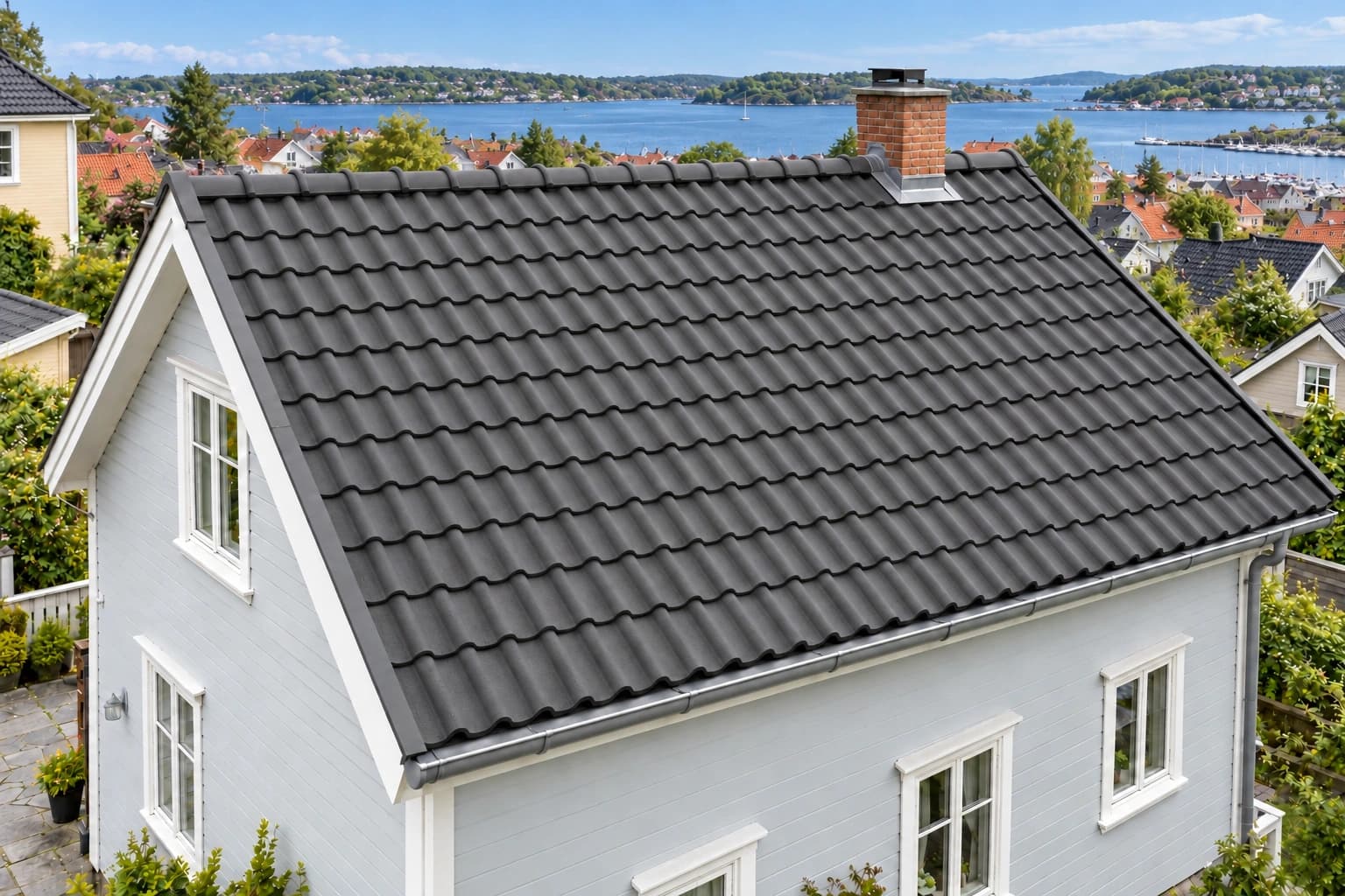 Ny tekking, møne og beslag er vist her. Åpne taket for å se lagene under.